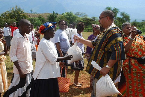 FCIM Barsdale giving corn to Kenyan People